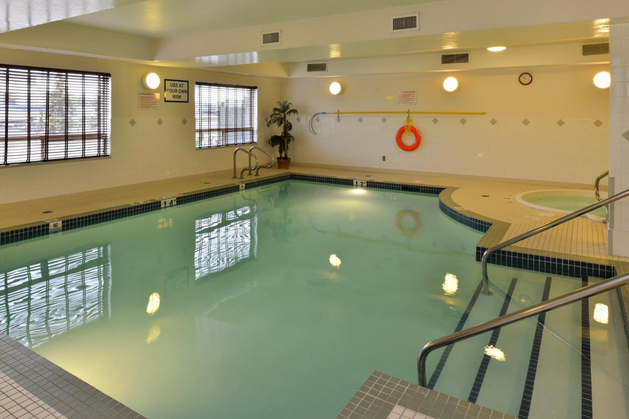 Holiday Inn Express Edmonton North By Ihg Εξωτερικό φωτογραφία